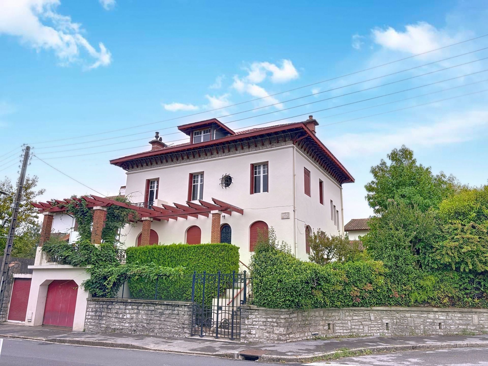 house 10 Rooms for sale on BAYONNE (64100)