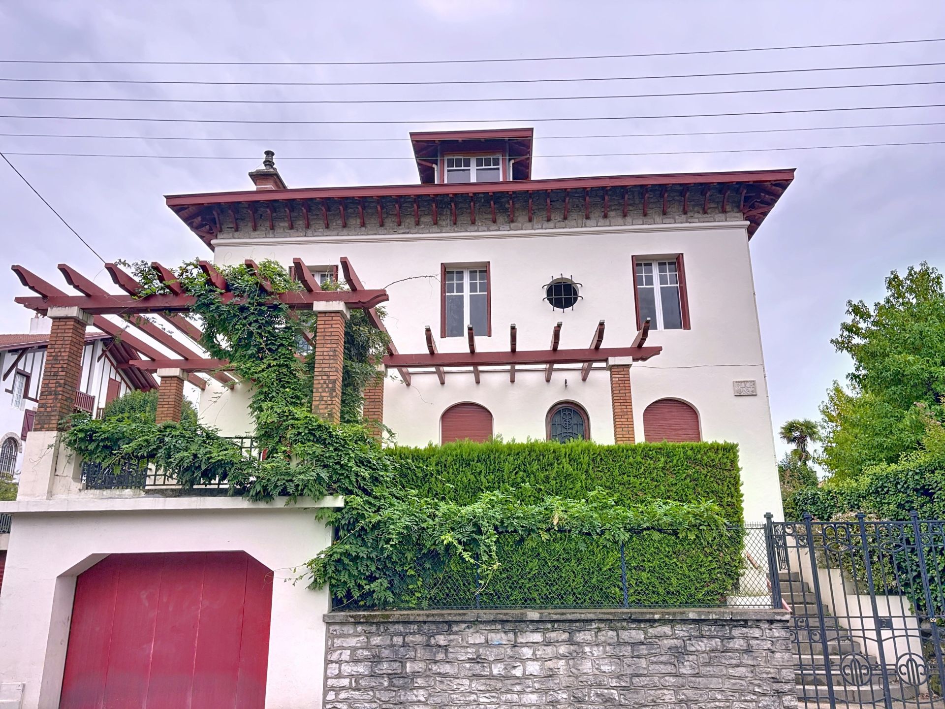 house 10 Rooms for sale on BAYONNE (64100)