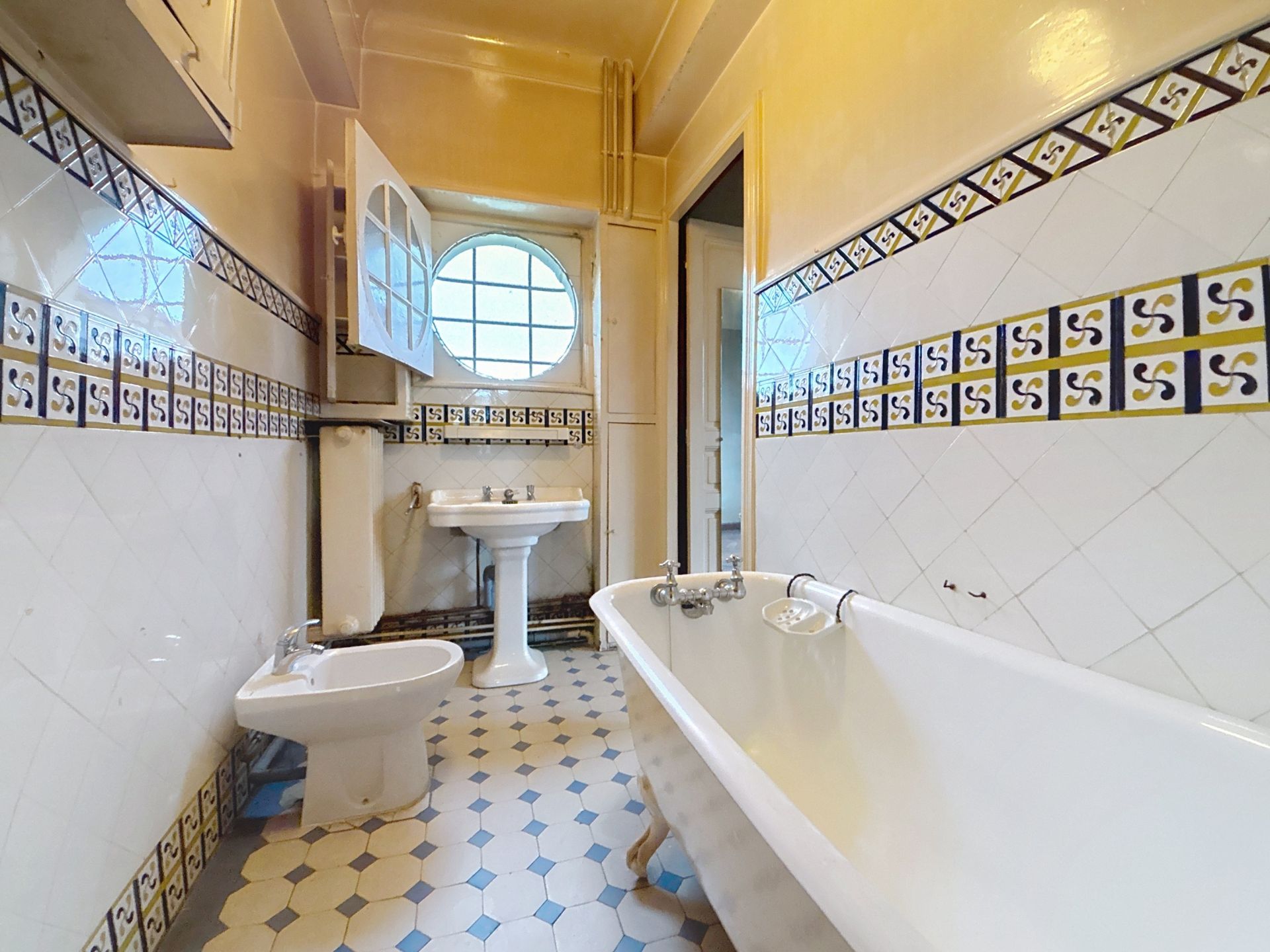house 10 Rooms for sale on BAYONNE (64100)