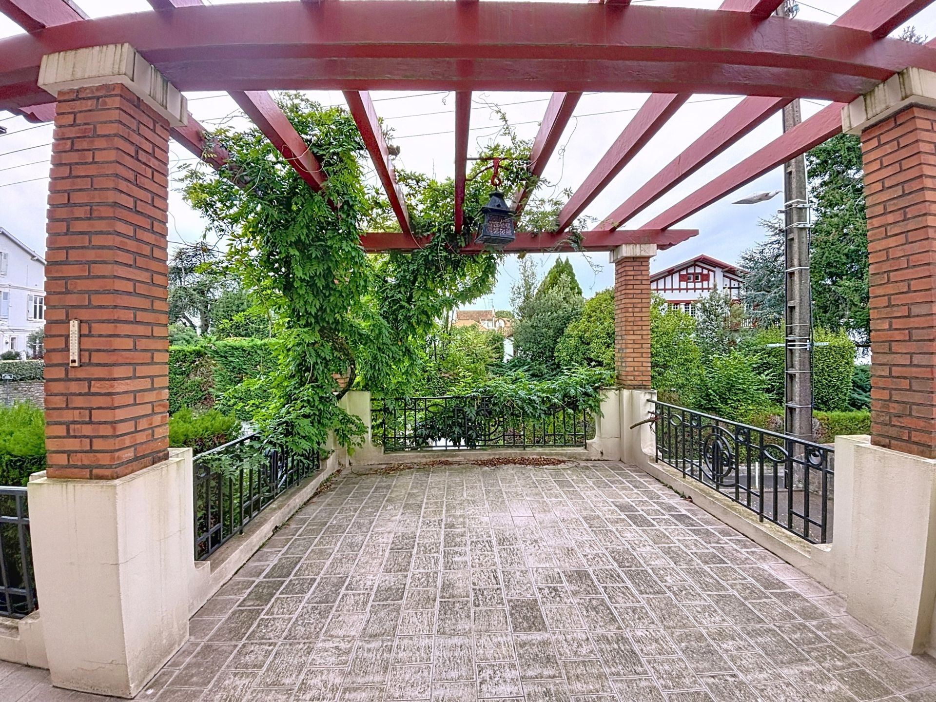 house 10 Rooms for sale on BAYONNE (64100)