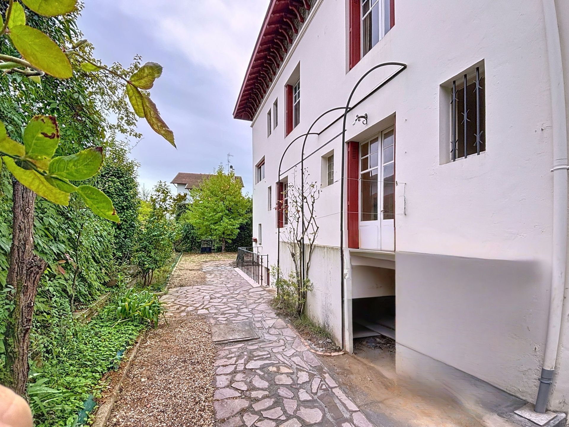 house 10 Rooms for sale on BAYONNE (64100)