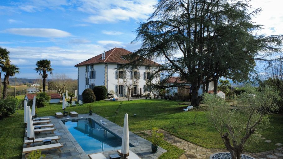 house 11 Rooms for sale on GUICHE (64520)