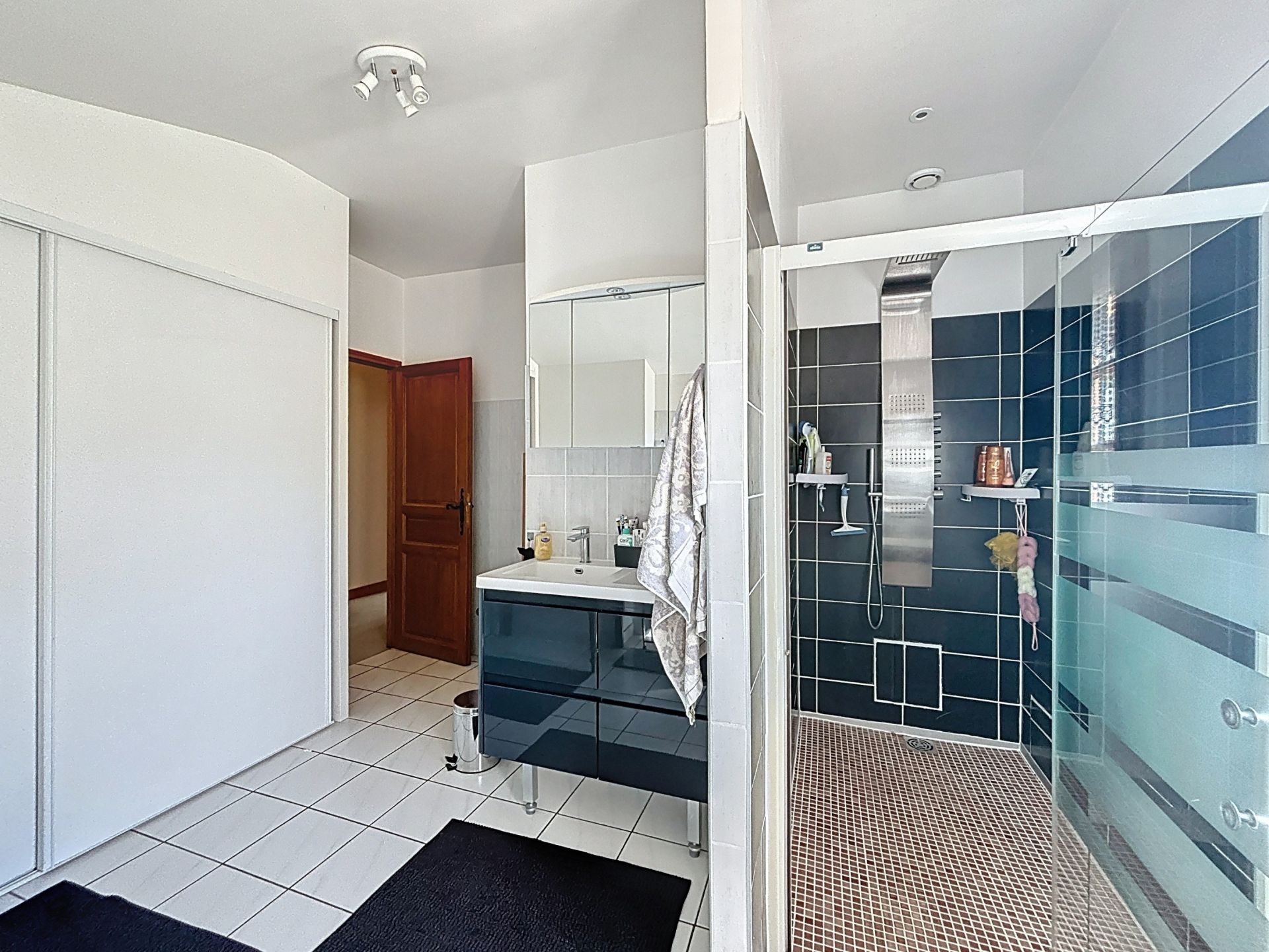 house 10 Rooms for sale on MIMIZAN (40200)