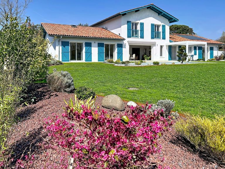 house 11 Rooms for sale on ARCANGUES (64200)