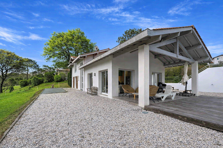 house 6 Rooms for sale on ARCANGUES (64200)