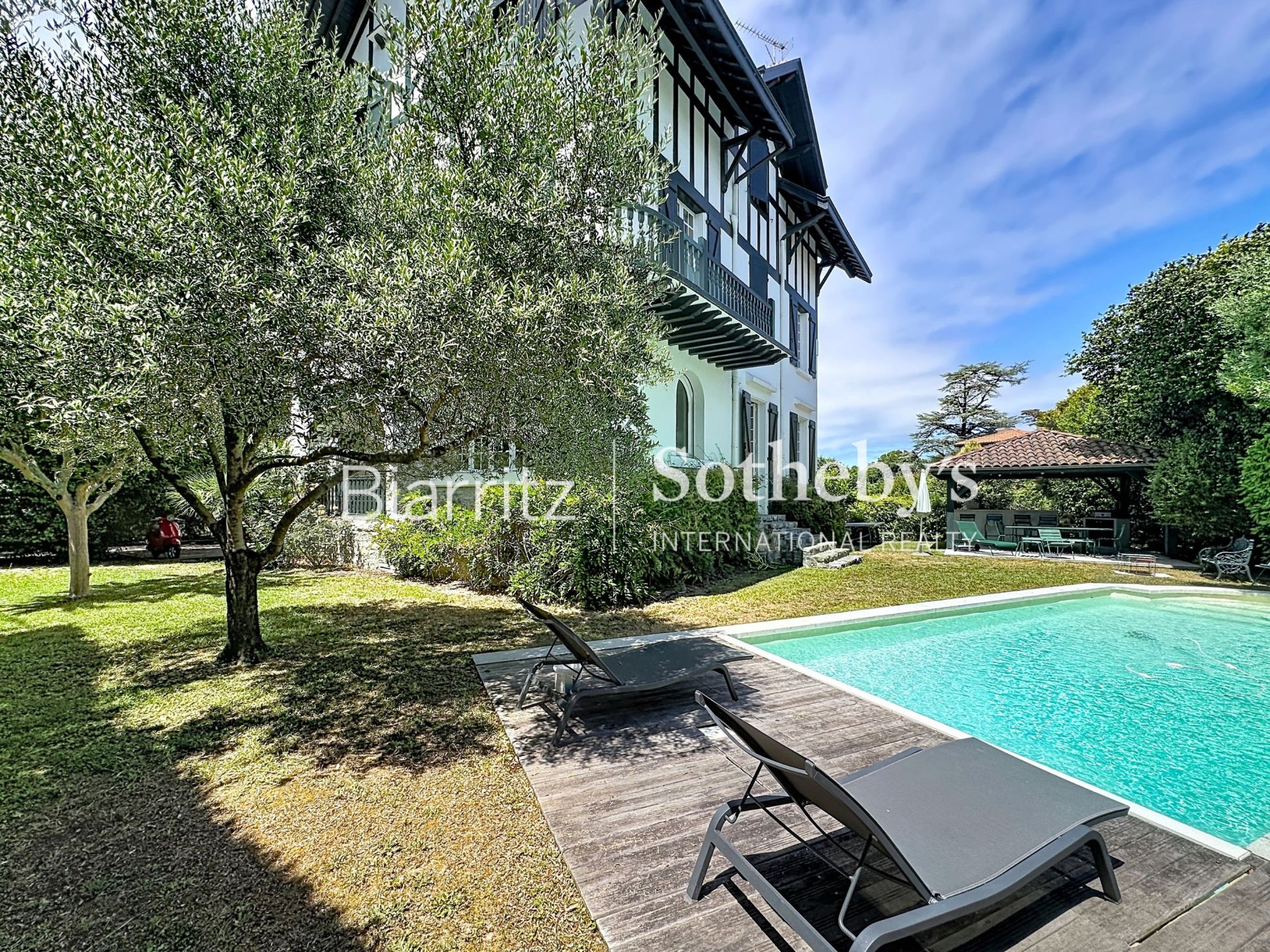 house 10 Rooms for sale on BIARRITZ (64200)