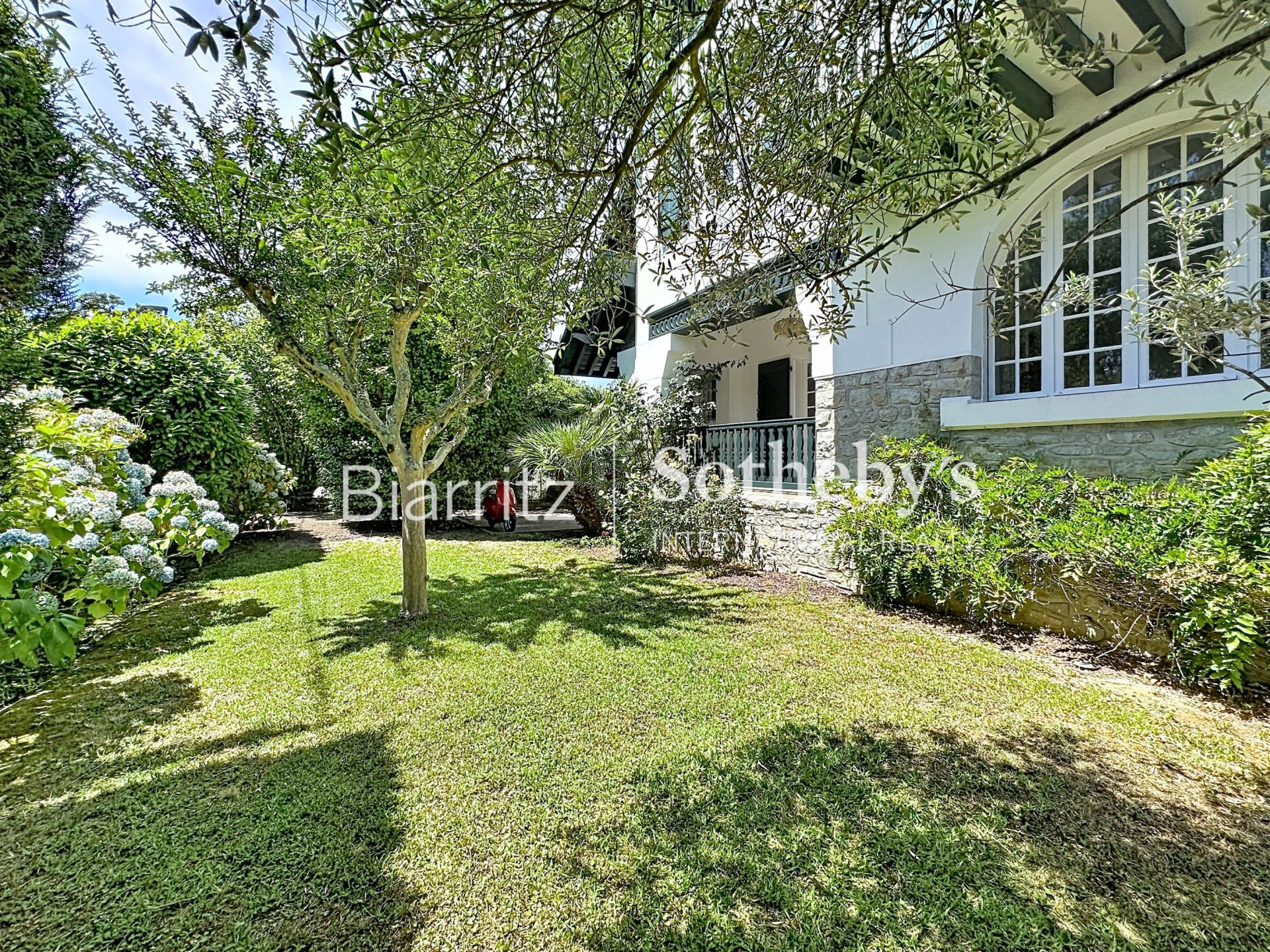house 10 Rooms for sale on BIARRITZ (64200)
