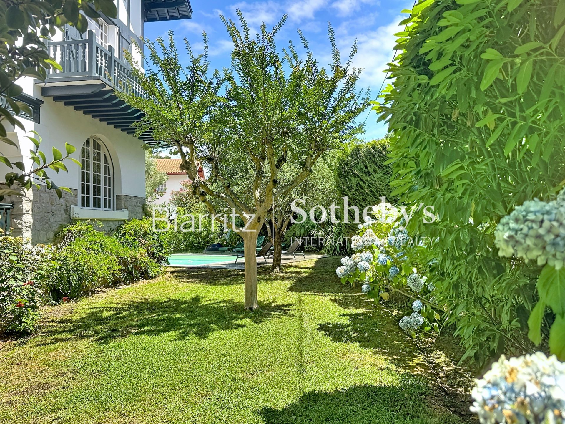 house 10 Rooms for sale on BIARRITZ (64200)
