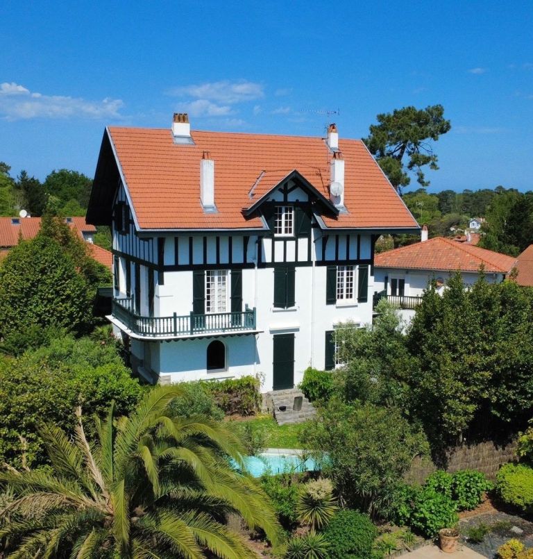 house 10 Rooms for sale on BIARRITZ (64200)
