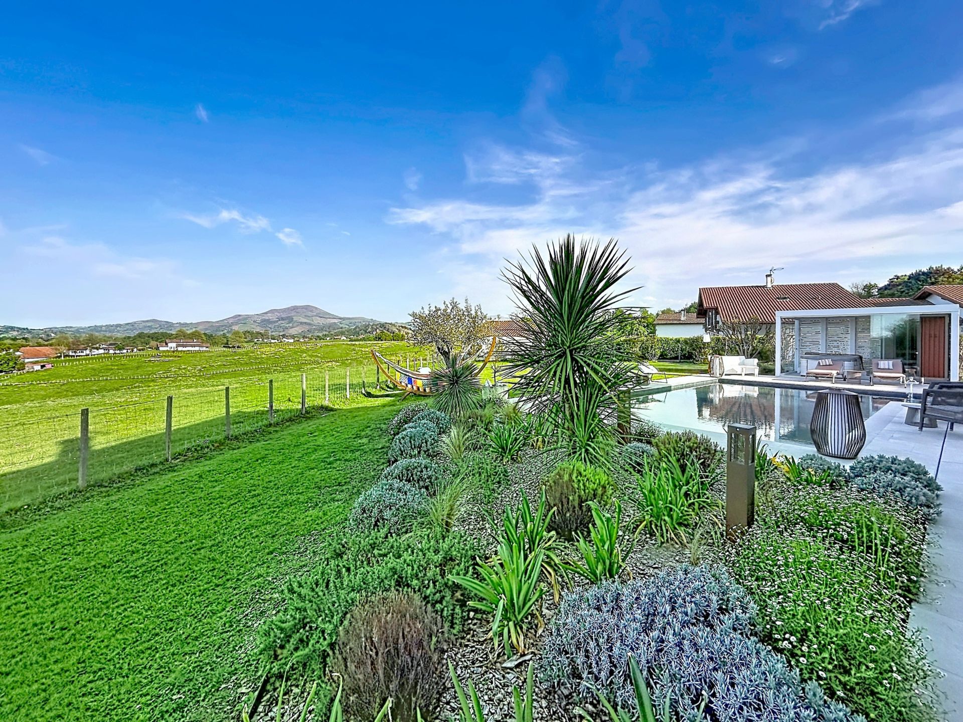 house 7 Rooms for sale on LARRESSORE (64480)