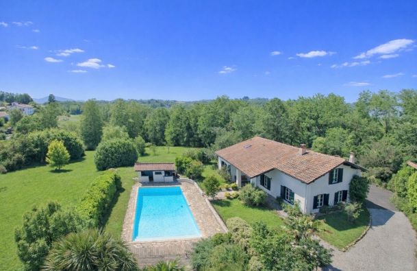 Vente Maison Saint-Pée-sur-Nivelle 9&nbsp;Pièces 275&nbsp;m²