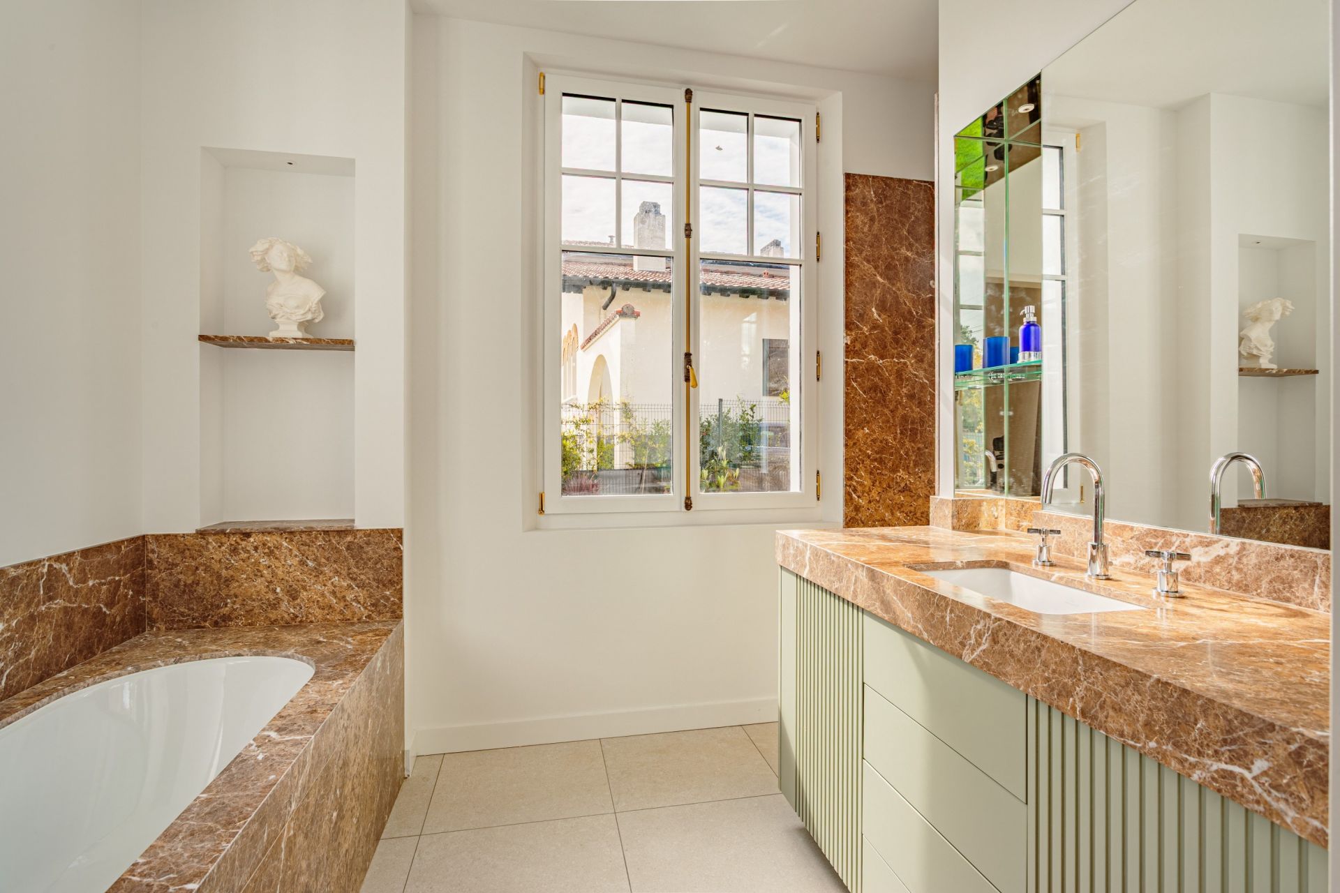 house 8 Rooms for sale on BIARRITZ (64200)