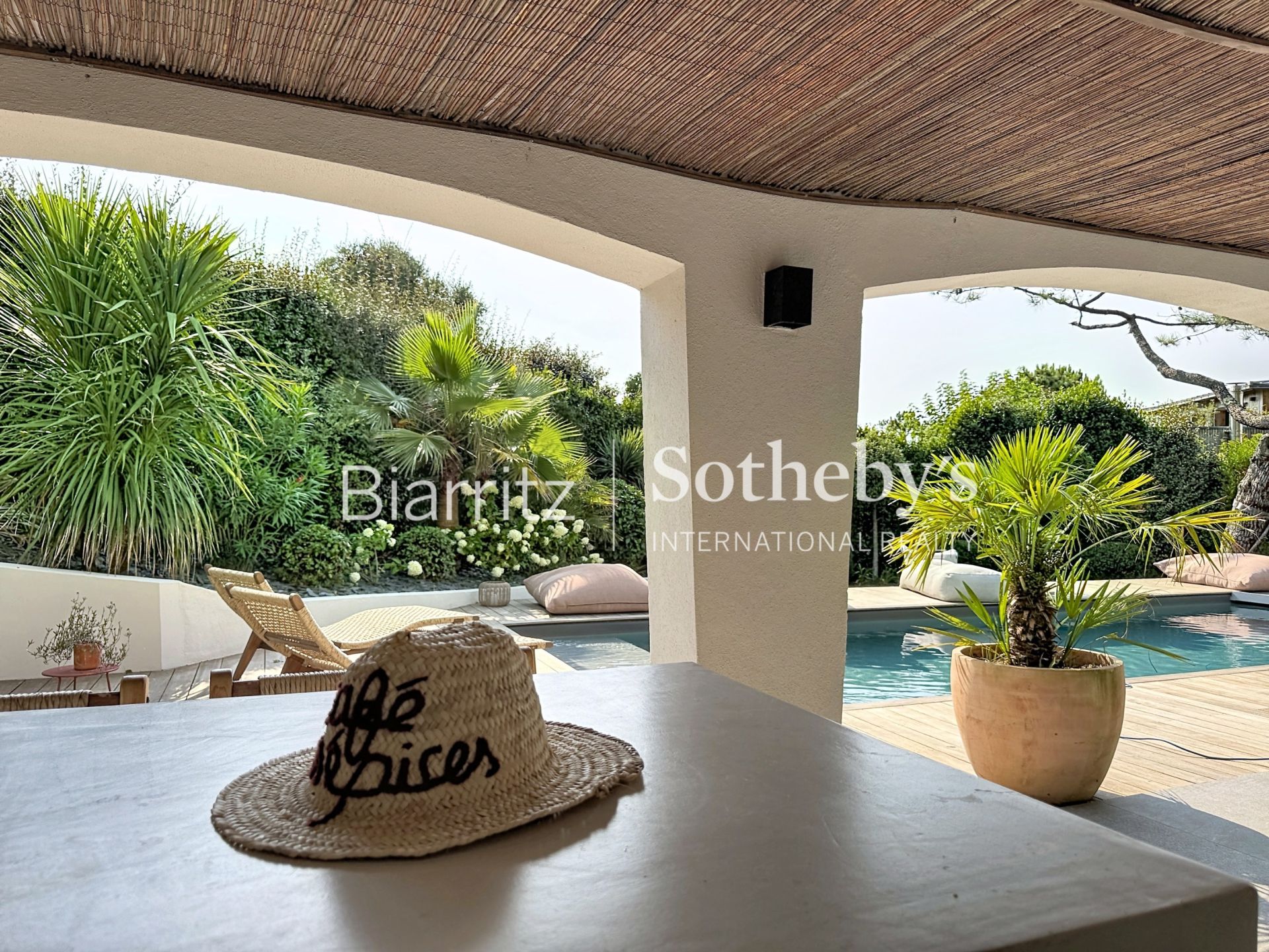 house 10 Rooms for sale on ANGLET (64600)