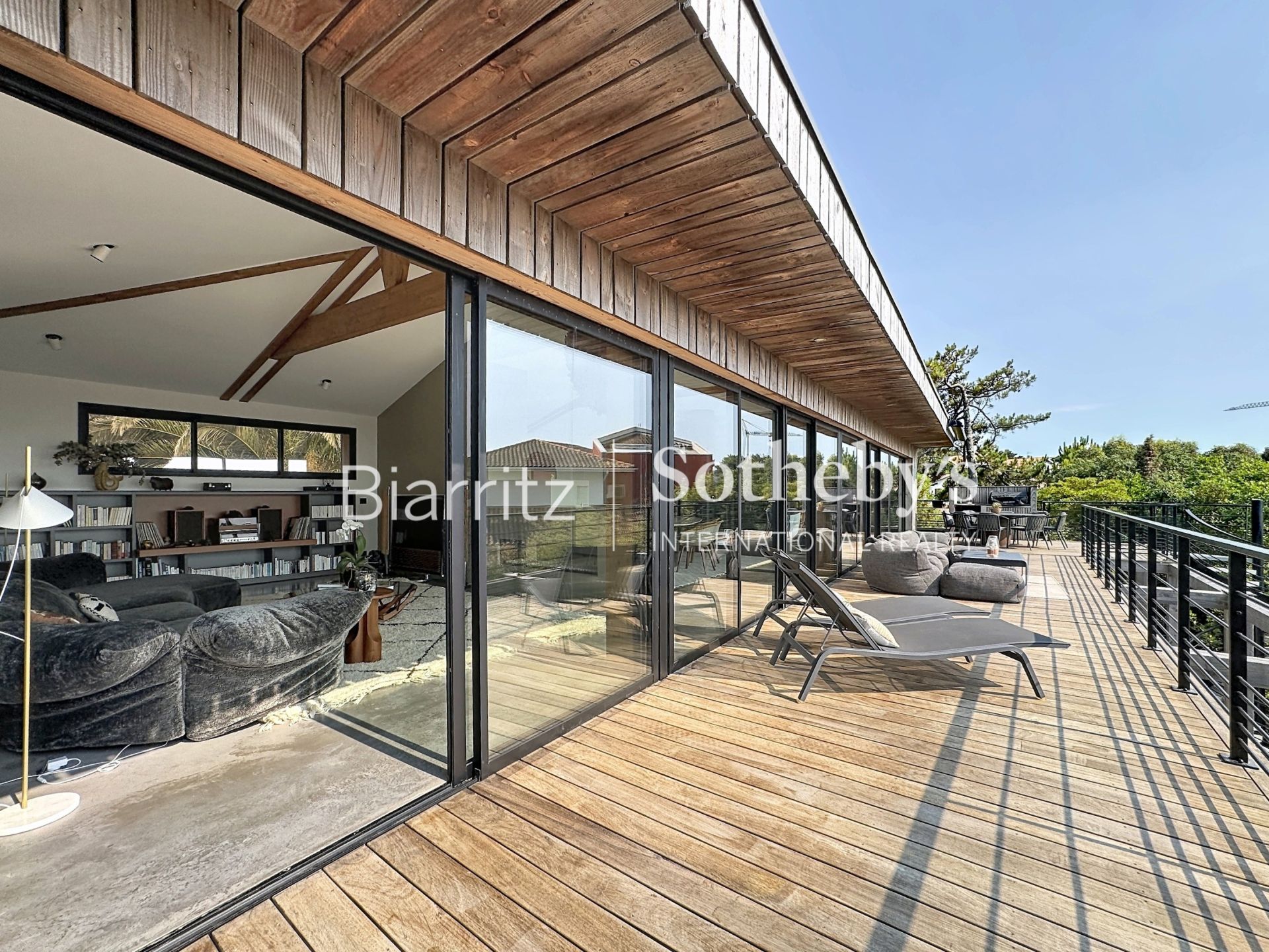 house 10 Rooms for sale on ANGLET (64600)