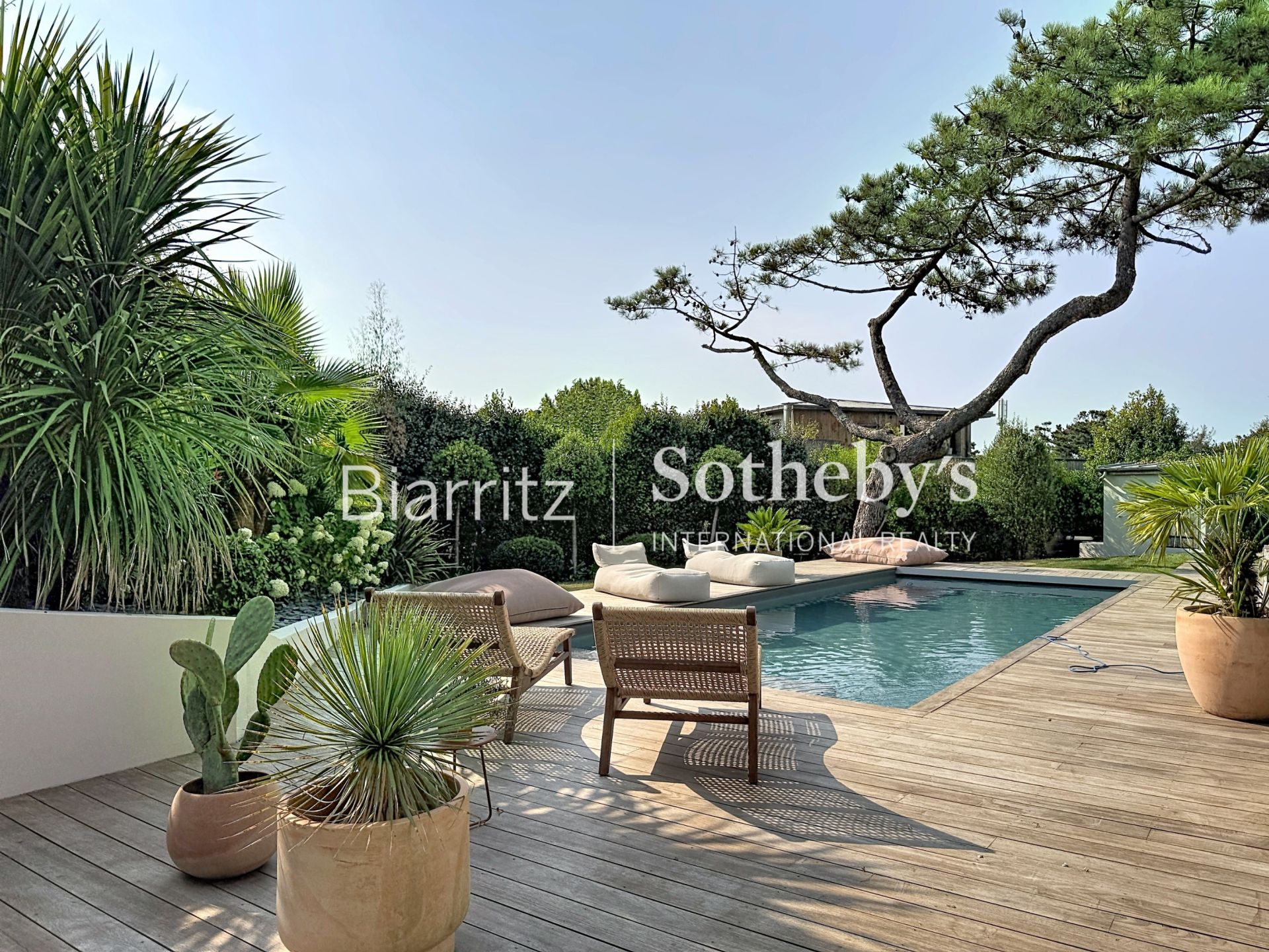 house 10 Rooms for sale on ANGLET (64600)