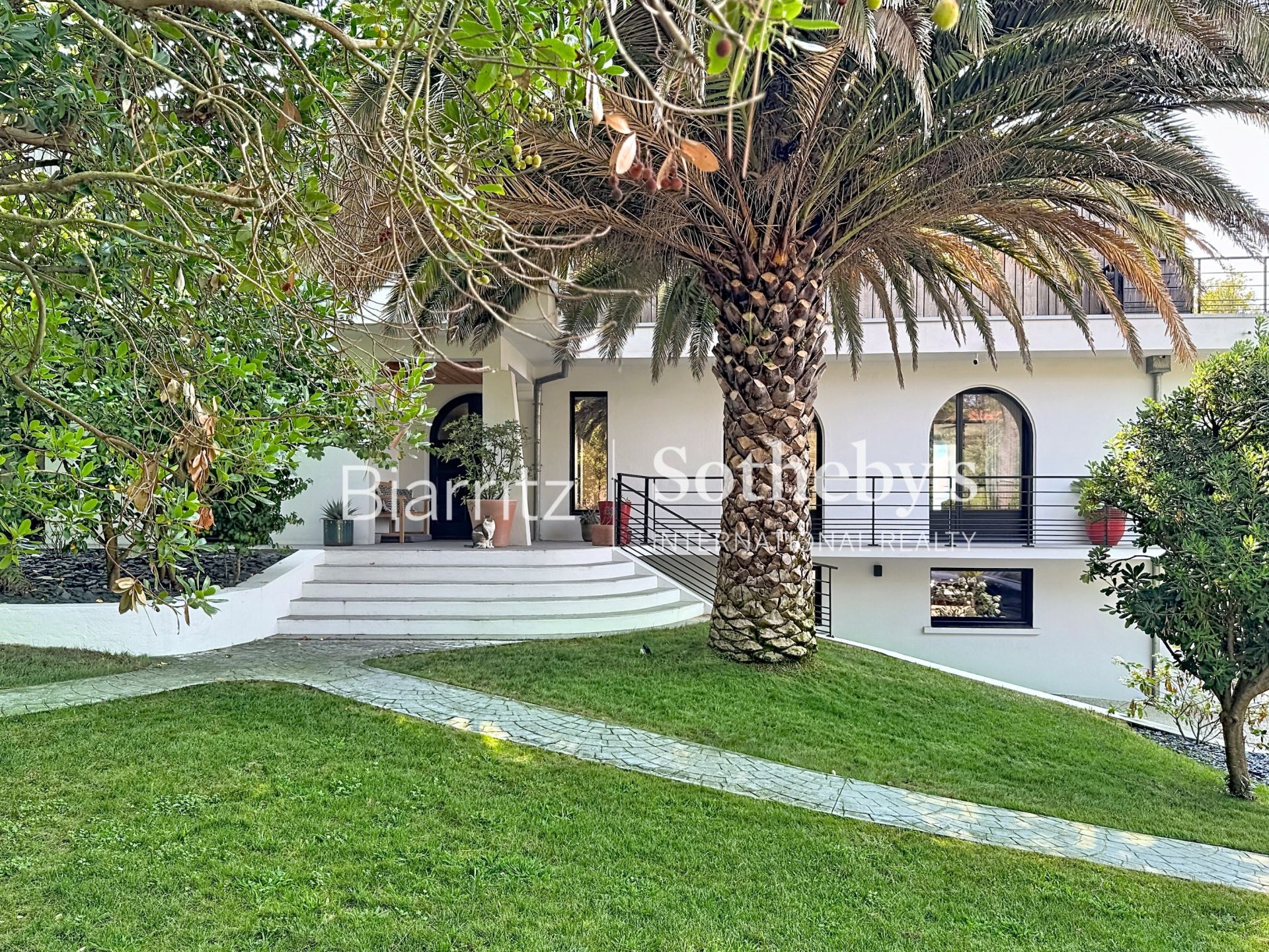 house 10 Rooms for sale on ANGLET (64600)