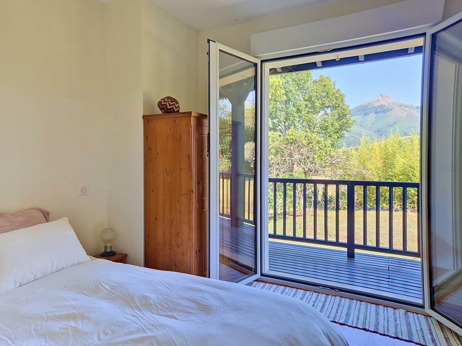 house 6 Rooms for sale on URRUGNE (64122)