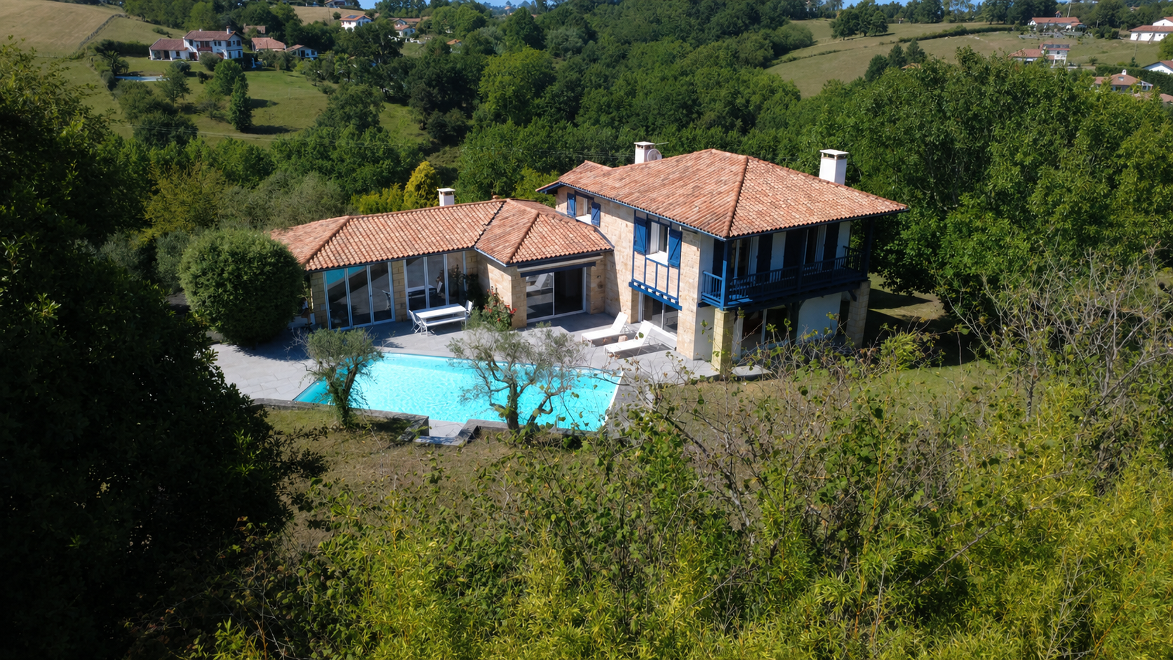 house 6 Rooms for sale on URRUGNE (64122)