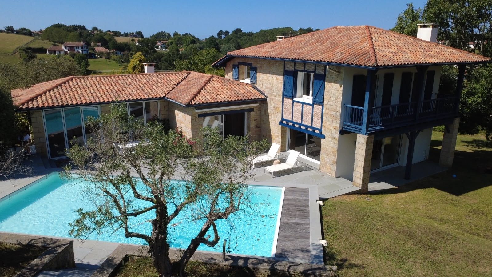 house 6 Rooms for sale on URRUGNE (64122)