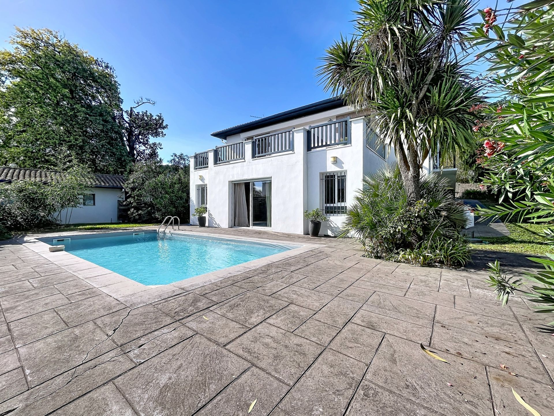 house 5 Rooms for sale on CIBOURE (64500)
