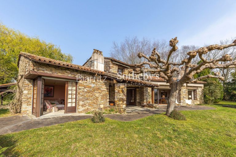 house 5 Rooms for sale on AHETZE (64210)
