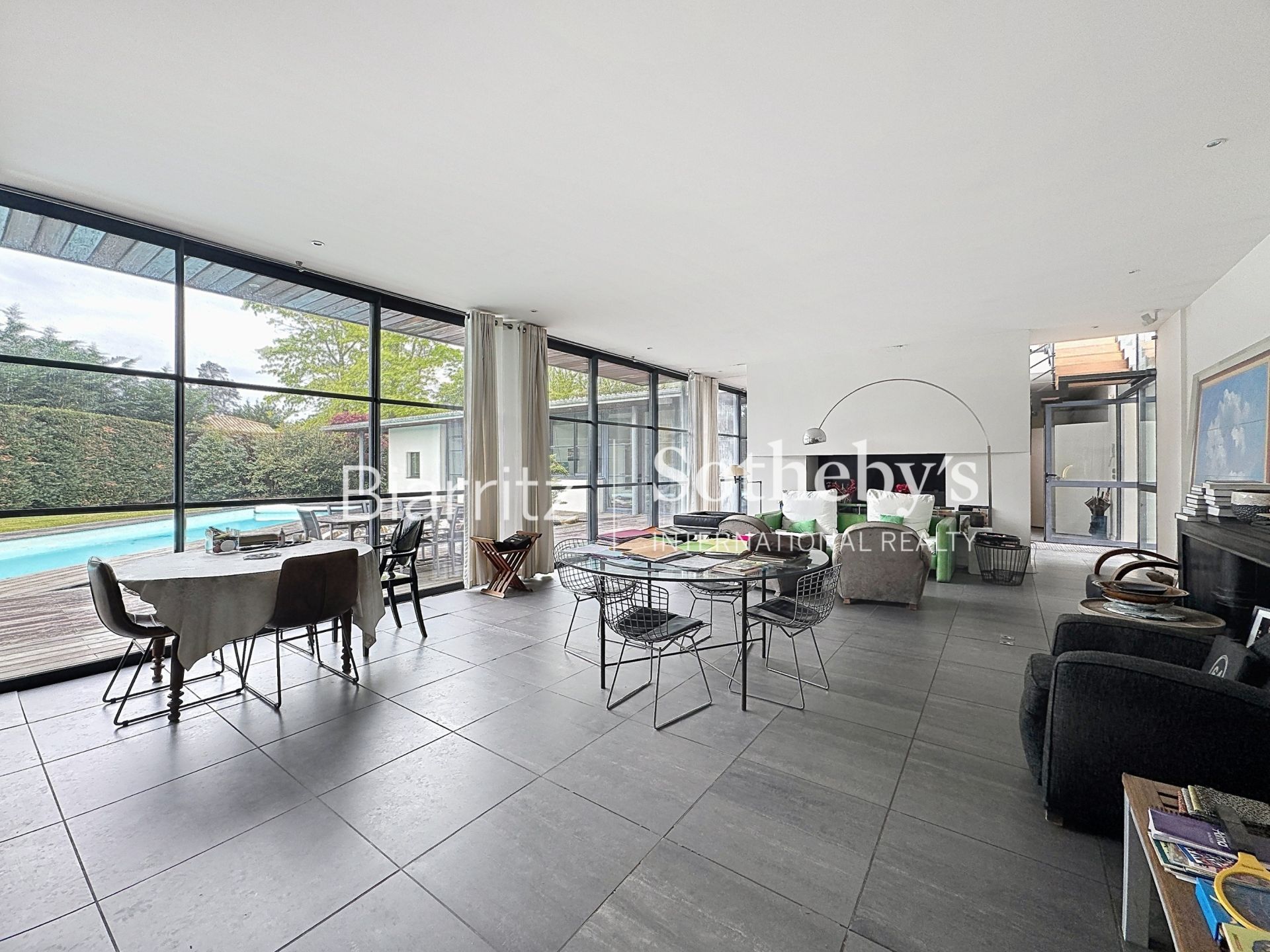house 6 Rooms for sale on BIARRITZ (64200)