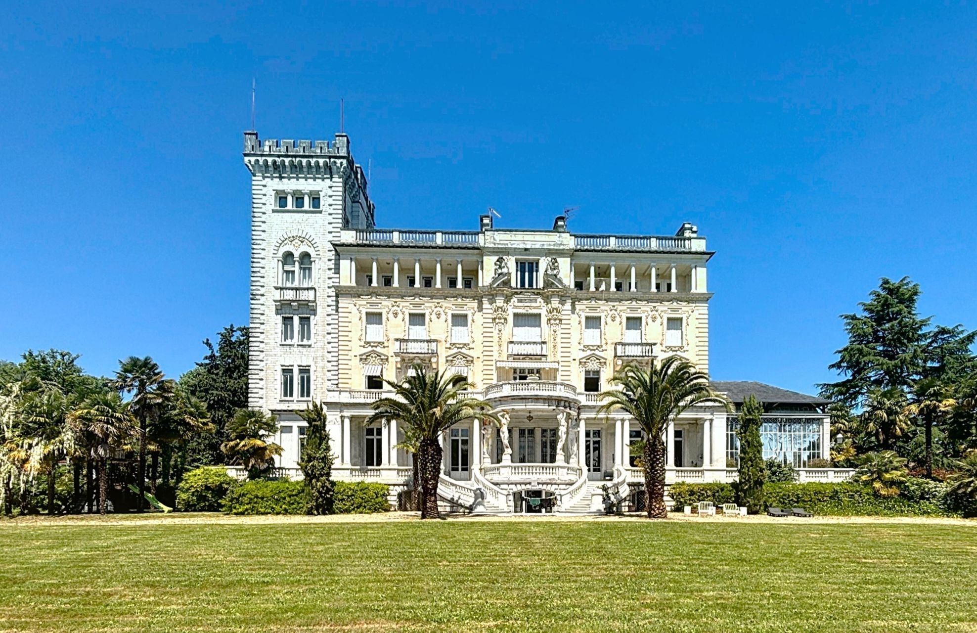 apartment 8 Rooms for sale on PAU (64000)