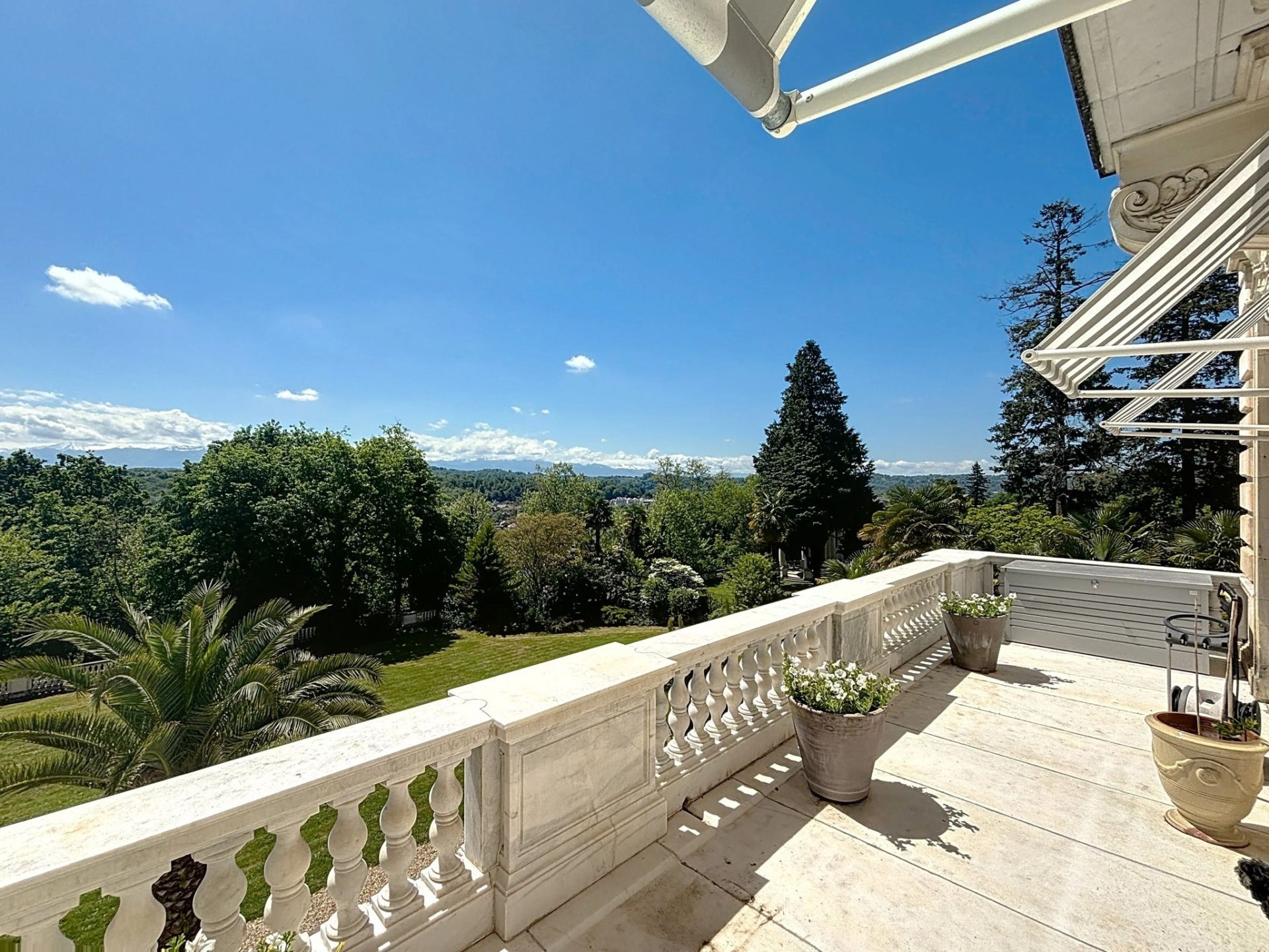 apartment 8 Rooms for sale on PAU (64000)