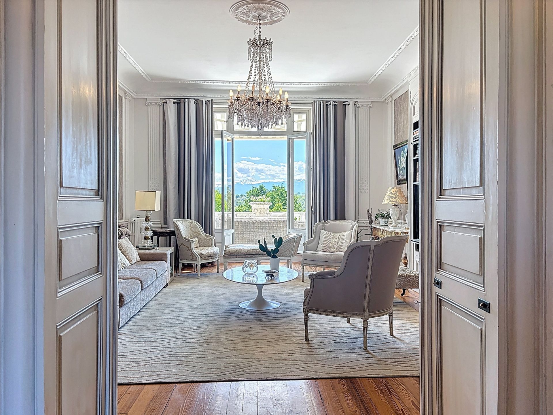 apartment 8 Rooms for sale on PAU (64000)