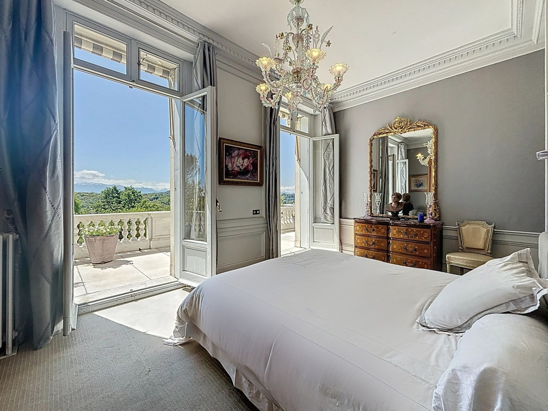 apartment 8 Rooms for sale on PAU (64000)