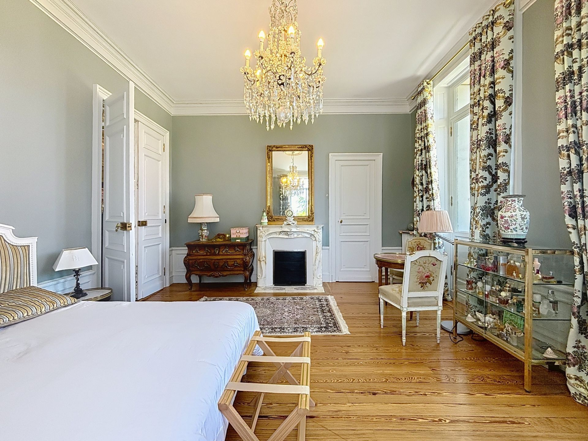 apartment 8 Rooms for sale on PAU (64000)