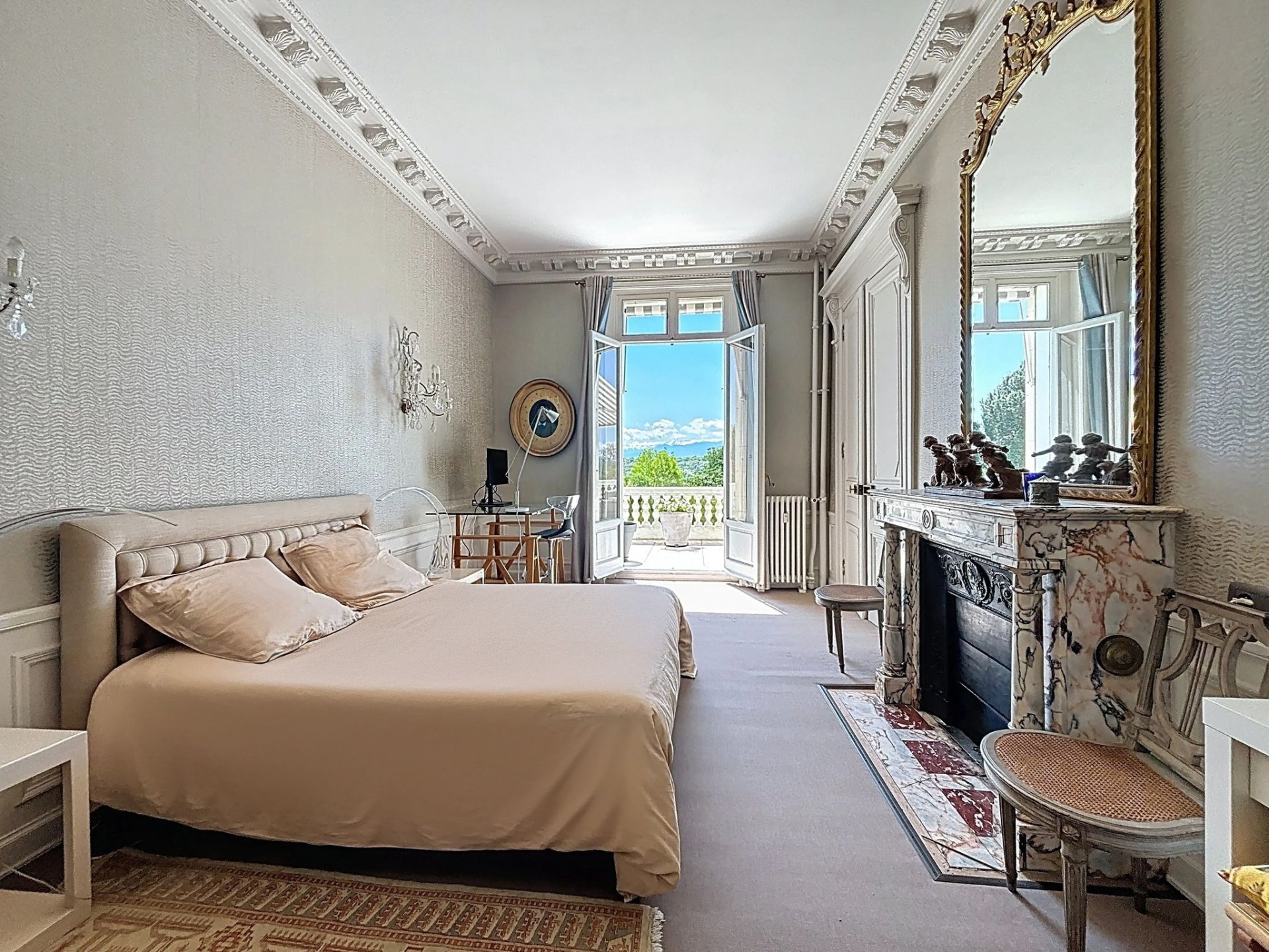 apartment 8 Rooms for sale on PAU (64000)