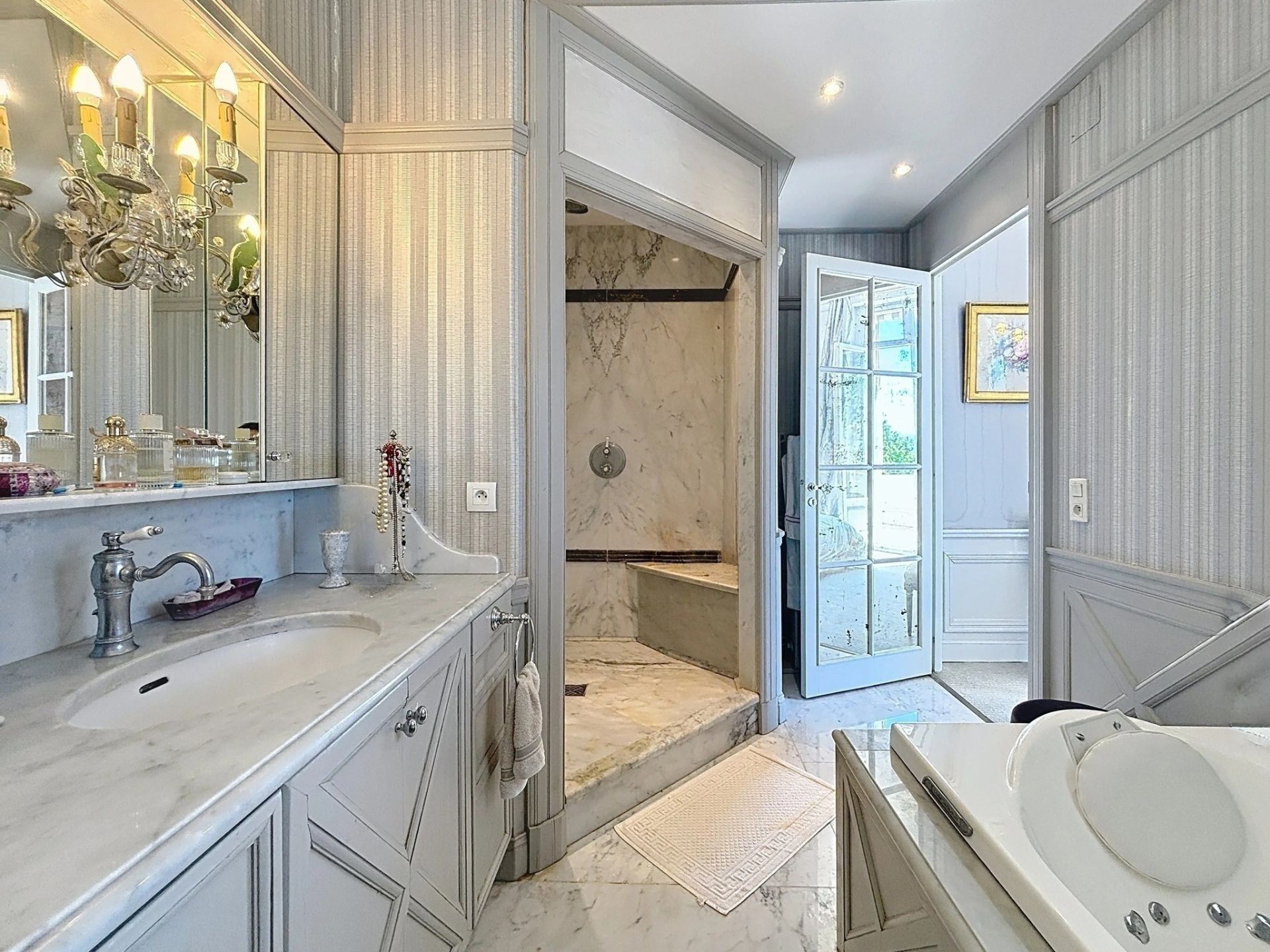 apartment 8 Rooms for sale on PAU (64000)