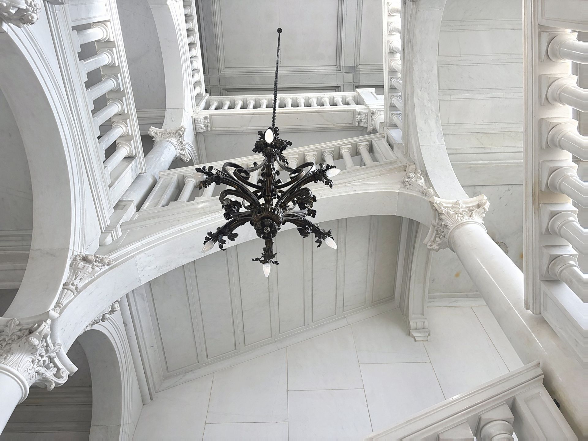 apartment 8 Rooms for sale on PAU (64000)