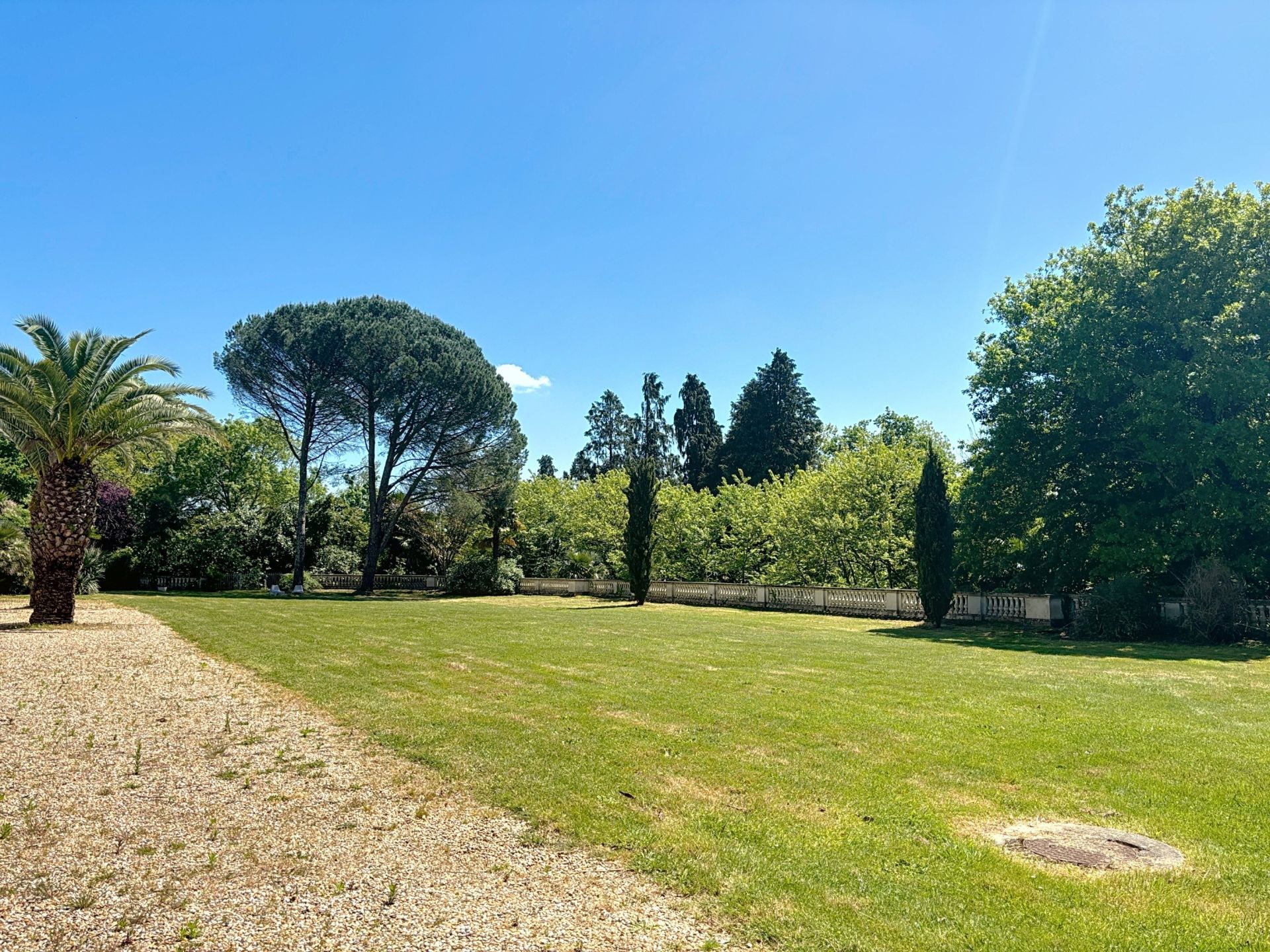 apartment 8 Rooms for sale on PAU (64000)