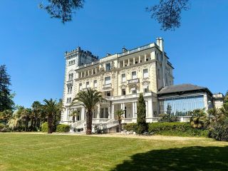 apartment 8 Rooms for sale on PAU (64000)