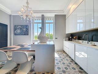 apartment 8 Rooms for sale on PAU (64000)