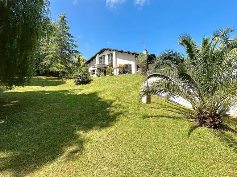 house 5 Rooms for sale on AHETZE (64210)