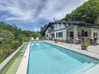 house 6 Rooms for sale on CIBOURE (64500)