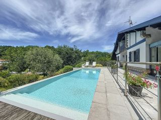 house 6 Rooms for sale on CIBOURE (64500)