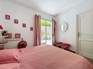 house 6 Rooms for sale on CIBOURE (64500)