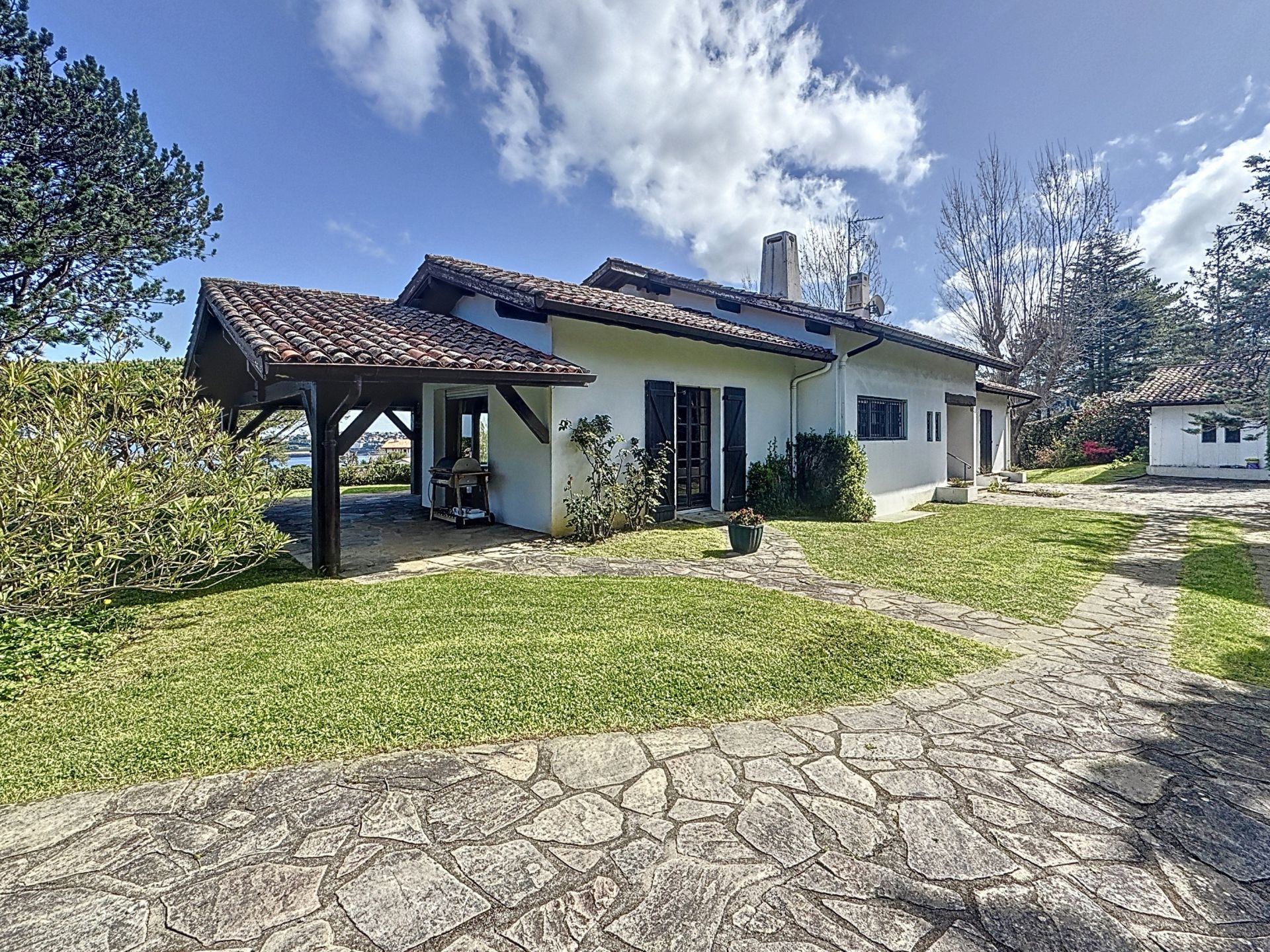house 8 Rooms for sale on CIBOURE (64500)