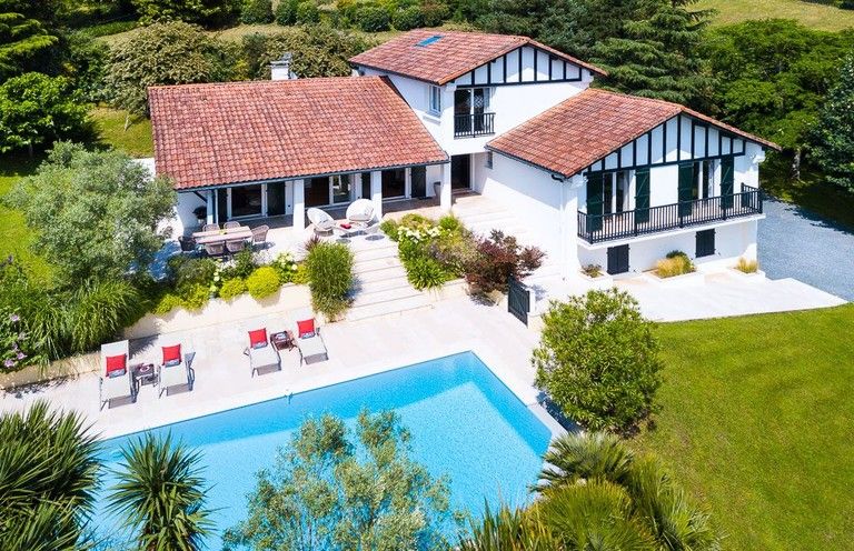 immobilier de luxe : maison basque traditionnelle avec piscine et vue montagnes